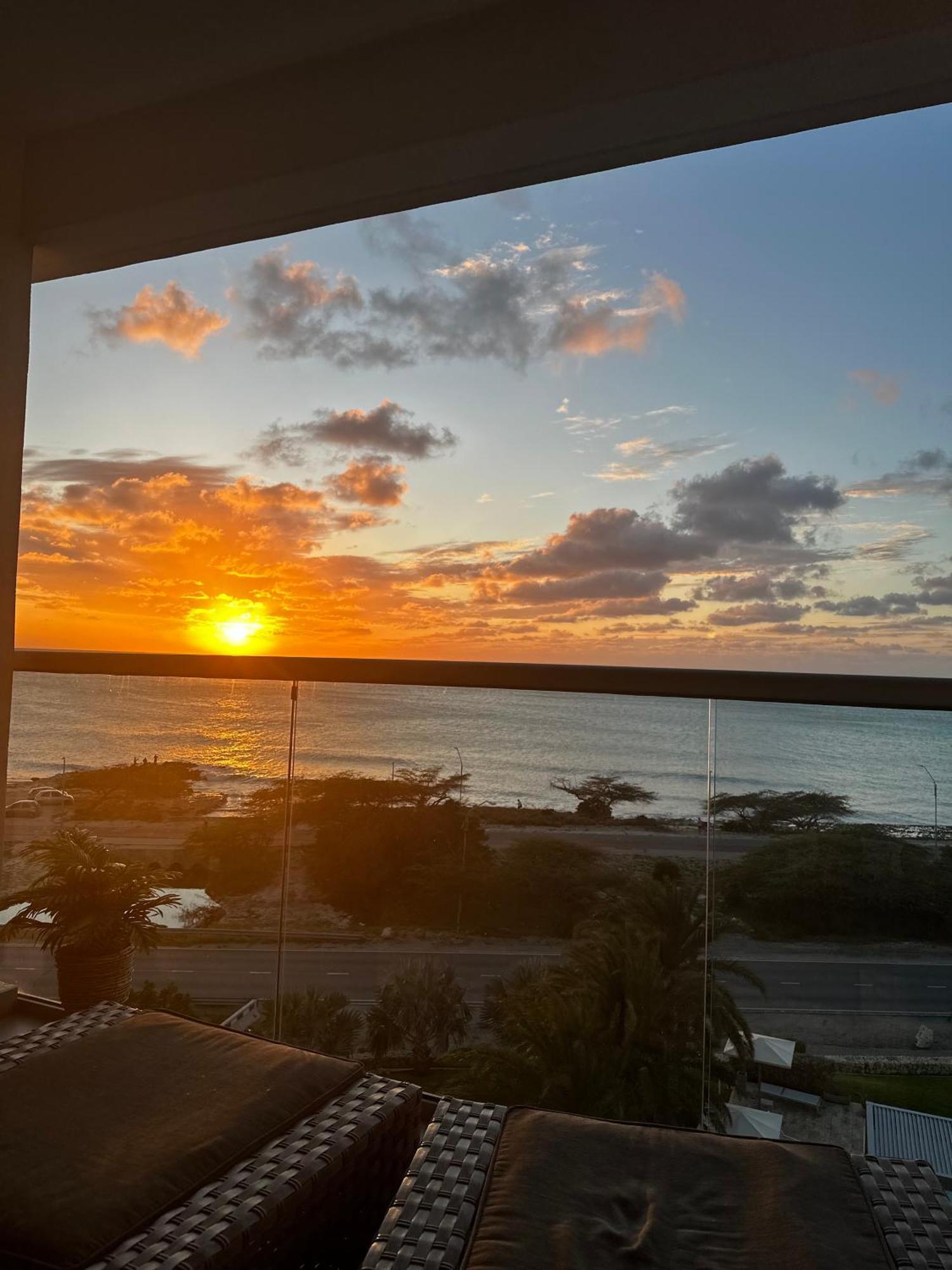 Breath Taking Beach Front Views Condo Eagle Beach Palm Beach Kültér fotó